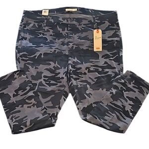 Levi's 721 High-Rise Skinny Plus size Camo Pants , Women Plus Size 26W